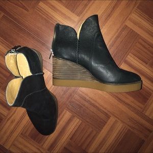 Wedge leather ankle booties black